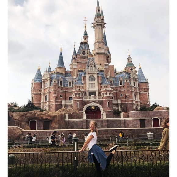 Meet your Posher, Carli - Picture 2 of 5